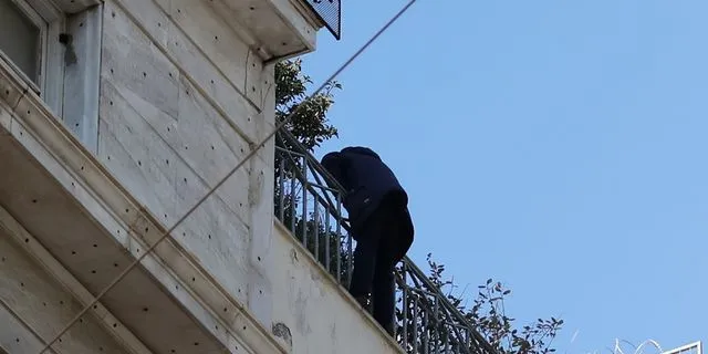 Άνδρας απειλεί να πέσει από τον πέμπτο όροφο κτιρίου