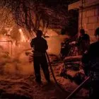 Δυνάμεις της Πυροσβεστικής στο Κίεβο σβήνουν φωτιές που προκλήθηκαν από ρωσικά πλήγματα