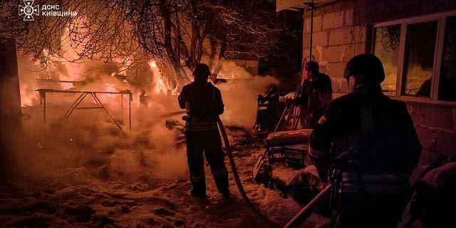 Δυνάμεις της Πυροσβεστικής στο Κίεβο σβήνουν φωτιές που προκλήθηκαν από ρωσικά πλήγματα