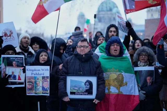 Διαδηλωτές στο Βερολίνο με πλακάτ, ζητούν επιστροφή του μονάρχη Παχλαβί στο Ιράν