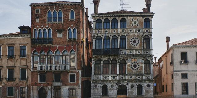 Το Palazzo Ca’ Dario στα δεξιά