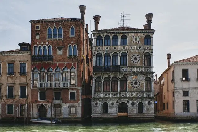 Το Palazzo Ca’ Dario στα δεξιά