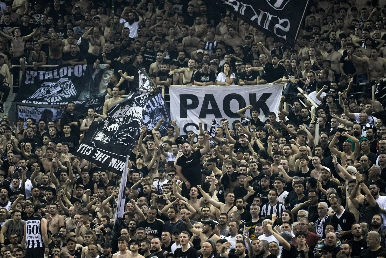 Μια άδεια κερκίδα: Το ταξίδι των οπαδών του ΠΑΟΚ που κατέληξε σε τραγωδία