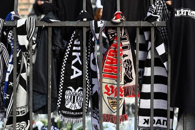 ΠΑΟΚ: Στη μπουτίκ οι φανέλες με τα ονόματα των αδικοχαμένων φίλων του Δικεφάλου