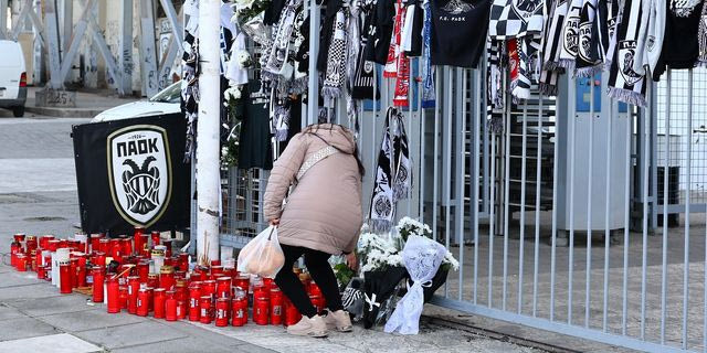 Λουλούδια στην Τούμπα για τους οπαδούς του ΠΑΟΚ που έχασαν τη ζωή τους στη Ρουμανία