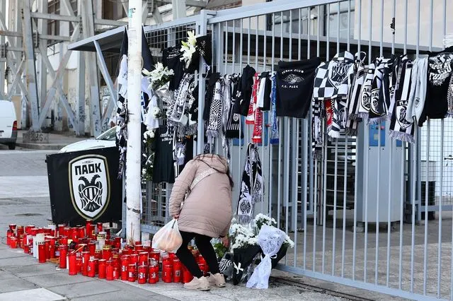 Λουλούδια στην Τούμπα για τους οπαδούς του ΠΑΟΚ που έχασαν τη ζωή τους στη Ρουμανία