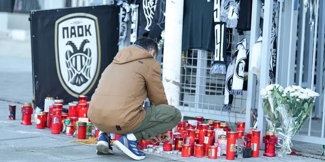 Λουλούδια στην Τούμπα για τους οπαδούς του ΠΑΟΚ που έχασαν τη ζωή τους στη Ρουμανία