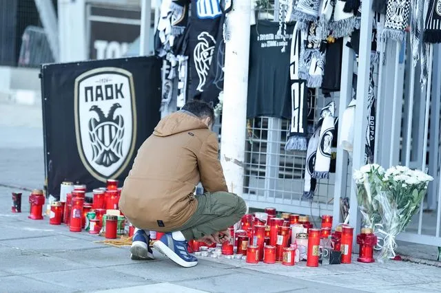 Λουλούδια στην Τούμπα για τους οπαδούς του ΠΑΟΚ που έχασαν τη ζωή τους στη Ρουμανία