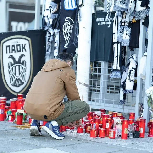 Λουλούδια στην Τούμπα για τους οπαδούς του ΠΑΟΚ που έχασαν τη ζωή τους στη Ρουμανία