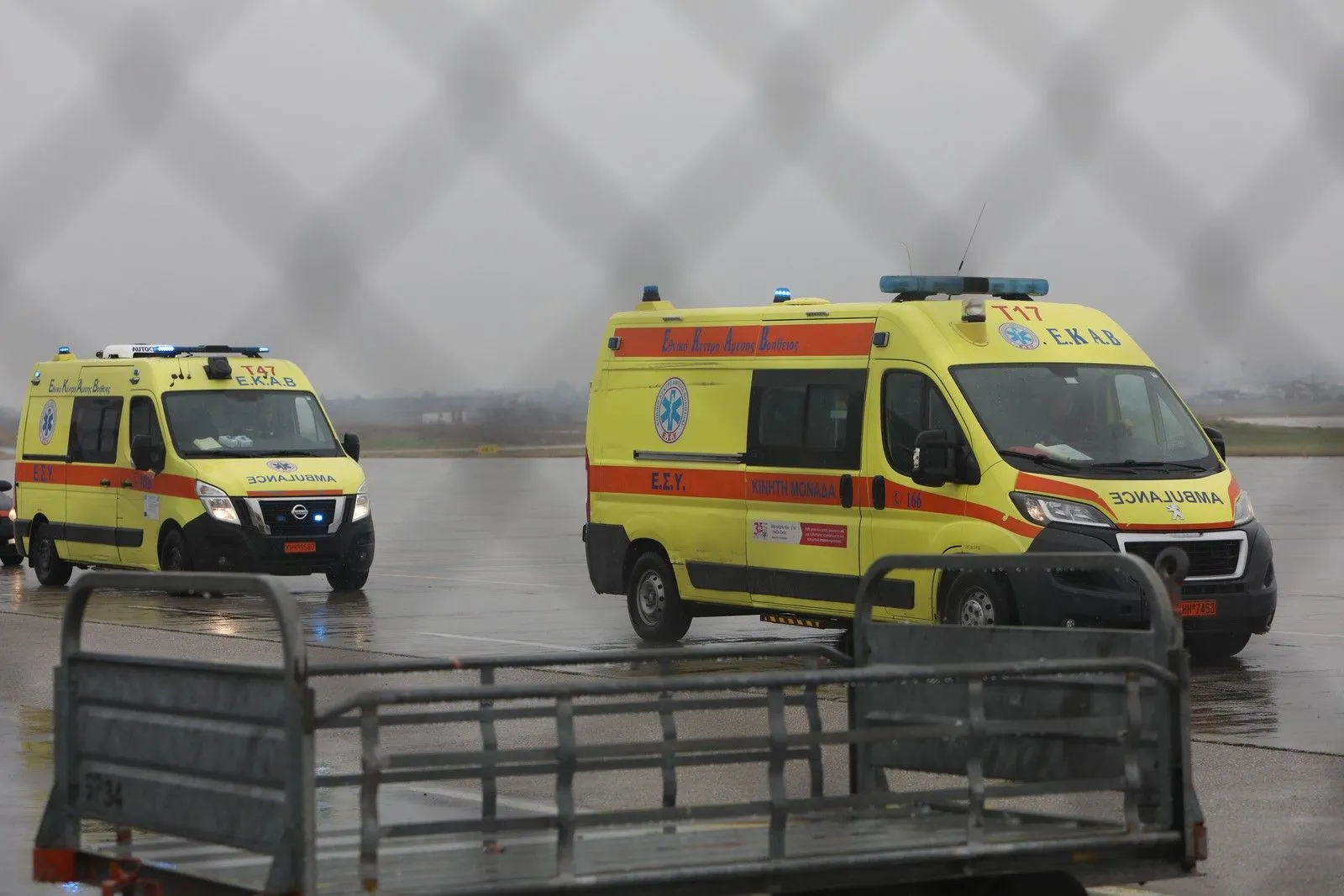 Άφιξη των τραυματιών του τροχαίου δυστυχήματος σε δρόμο της Ρουμανίας στο αεροδρόμιο Μακεδονία στη Θεσσαλονίκη