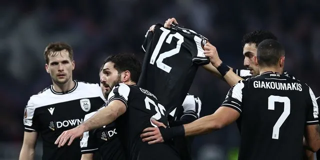 Συγκλονιστική στιγμή: Ο Γιακουμάκης σκόραρε και οι παίκτες του ΠΑΟΚ σήκωσαν τη φανέλα “12”