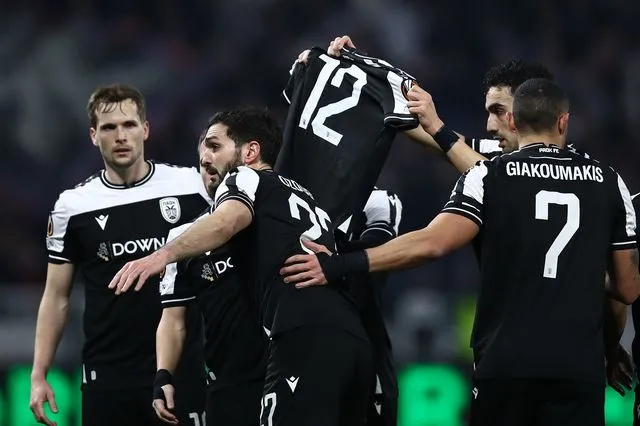 Συγκλονιστική στιγμή: Ο Γιακουμάκης σκόραρε και οι παίκτες του ΠΑΟΚ σήκωσαν τη φανέλα “12”