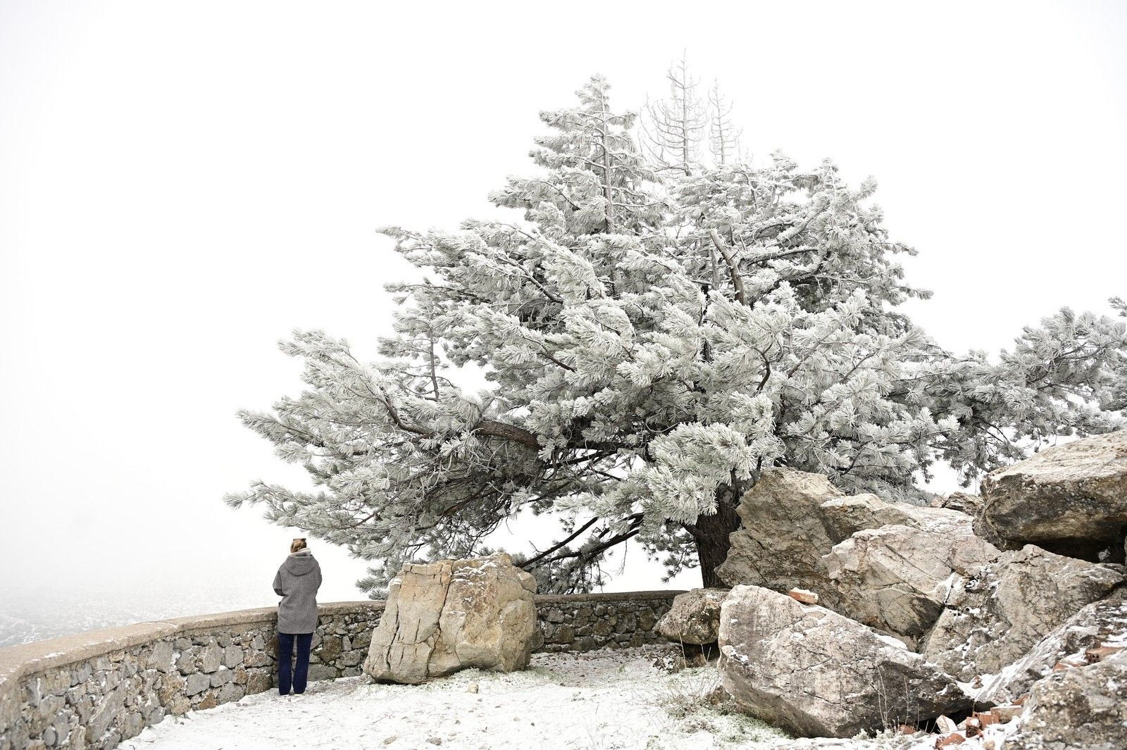 Στα λευκά η Πάρνηθα - Πώς θα εξελιχθεί το κύμα ψύχους, πού θα χιονίσει