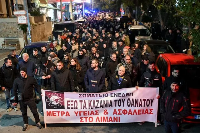 Πέραμα: Διαμαρτυρία για τη μεγάλη πυρκαγιά – “Από τύχη δεν τιναχτήκαμε στον αέρα”