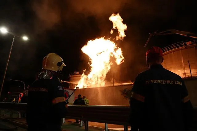 Φωτιά στο Πέραμα: Μπαρούτι τα πεταμένα λάδια, μπιτόνια και παράγωγα πετρελαίων