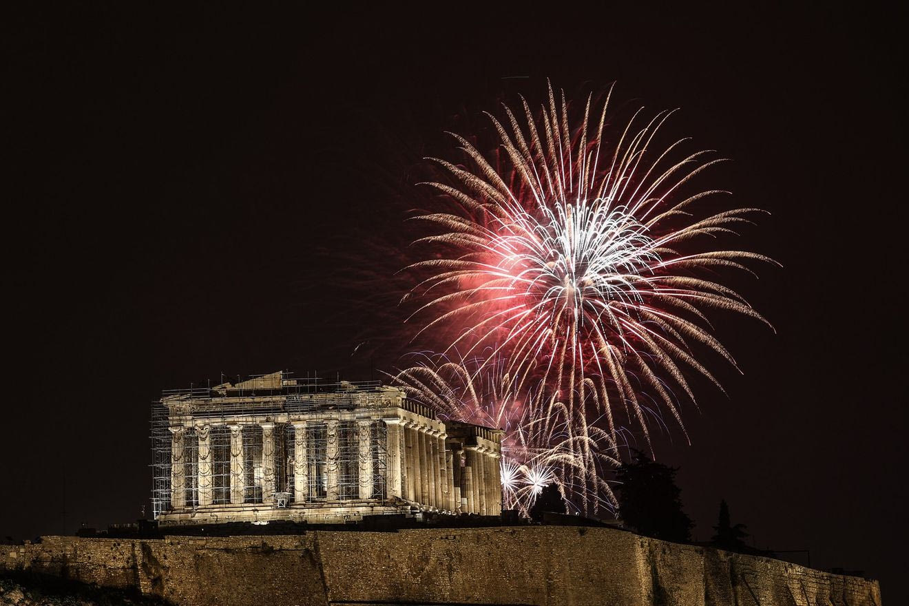Ευτυχισμένο το 2026 – Η φαντασμαγορική αλλαγή του χρόνου στο Σύνταγμα