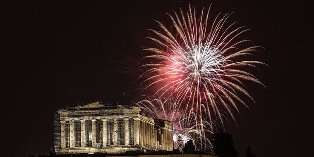 Ευτυχισμένο το 2026 – Η φαντασμαγορική αλλαγή του χρόνου στο Σύνταγμα