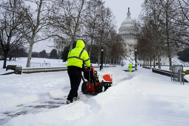 Εργαζόμενοι του Καπιτωλίου απομακρύνουν το χιόνι
