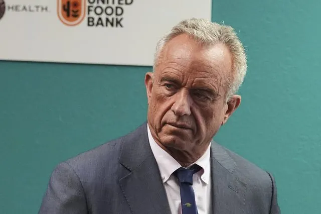 Ο Κένεντι Τζούνιορ απορεί που ο Τραμπ “είναι ακόμα ζωντανός”