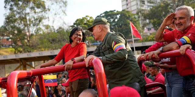 Η Ντέλσι Ροντρίγκες με τον υπουργό Άμυνας της Βενεζουέλας Πάντρινο Λόπες, στις εκδηλώσεις για τη 10η επέτειο από τον θάνατό του Ούγκο Τσάβες στο Καράκας