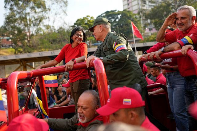 Η Ντέλσι Ροντρίγκες με τον υπουργό Άμυνας της Βενεζουέλας Πάντρινο Λόπες, στις εκδηλώσεις για τη 10η επέτειο από τον θάνατό του Ούγκο Τσάβες στο Καράκας