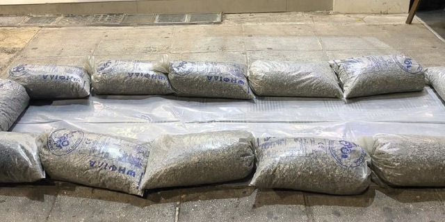 Κακοκαιρία: Βάζουν σακιά και νάιλον στις σχάρες των πεζοδρομίων