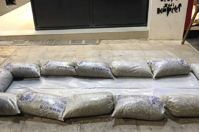 Κακοκαιρία: Βάζουν σακιά και νάιλον στις σχάρες των πεζοδρομίων