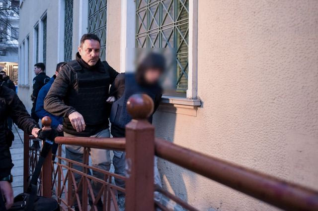 Μεταφορά του 16χρονου στον εισαγγελέα