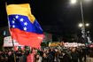“Κάτω τα χέρια από τον λαό της Βενεζουέλας”: Εκατοντάδες διαδηλωτές έξω από την Αμερικανική πρεσβεία