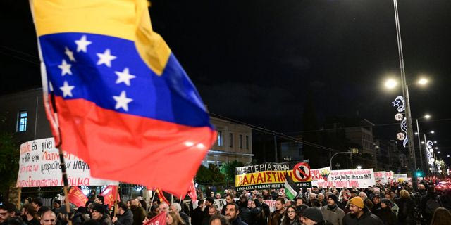 “Κάτω τα χέρια από τον λαό της Βενεζουέλας”: Εκατοντάδες διαδηλωτές έξω από την Αμερικανική πρεσβεία
