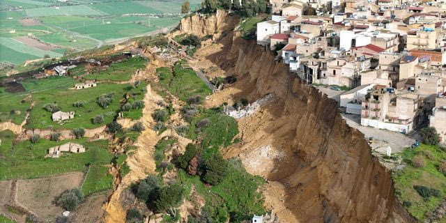 Σικελία: Πόλη στο χείλος του γκρεμού μετά από κατολίσθηση – Απομακρύνθηκαν 1.500 κάτοικοι
