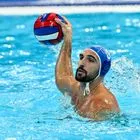 Ο Δημήτρης Σκουμπάκης με το σκουφάκι της Εθνικής πόλο ανδρών