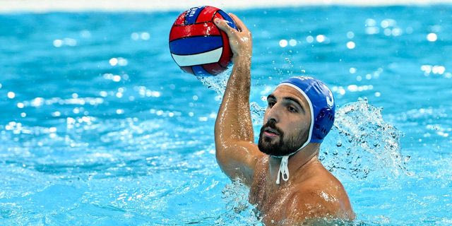 Ο Δημήτρης Σκουμπάκης με το σκουφάκι της Εθνικής πόλο ανδρών