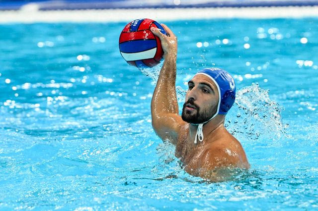 Ο Δημήτρης Σκουμπάκης με το σκουφάκι της Εθνικής πόλο ανδρών