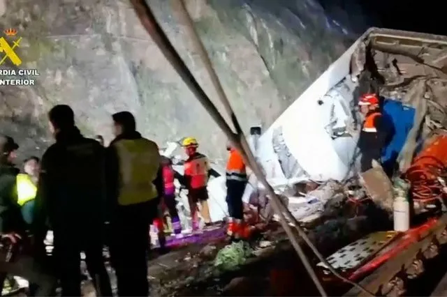 Ισπανία: Γιατί είναι “παράξενο” το σιδηροδρομικό δυστύχημα – “Πεταχτήκαμε στον αέρα”