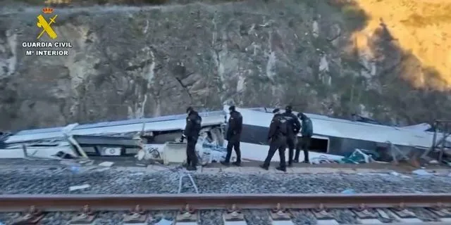 Φωτογραφία από το σημείο του σιδηροδρομικού δυστυχήματος στην Ισπανία