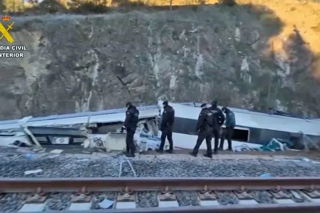 Φωτογραφία από το σημείο του σιδηροδρομικού δυστυχήματος στην Ισπανία