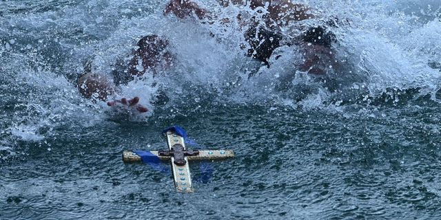 “Εν Ιορδάνη βαπτιζομένου σου Κύριε…” – Γιατί ρίχνουμε τον Σταυρό στη θάλασσα