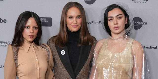 Η Jenna Ortega, η Natalie Portman (με κονκάρδα κατά της ICE) και η Charli xcx παρευρίσκονται στην πρεμιέρα της ταινίας «The Gallerist» κατά τη διάρκεια του Φεστιβάλ Κινηματογράφου Sundance