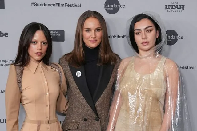 Η Jenna Ortega, η Natalie Portman (με κονκάρδα κατά της ICE) και η Charli xcx παρευρίσκονται στην πρεμιέρα της ταινίας «The Gallerist» κατά τη διάρκεια του Φεστιβάλ Κινηματογράφου Sundance