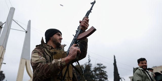 Σύρος στρατιώτης πυροβολεί στον αέρα