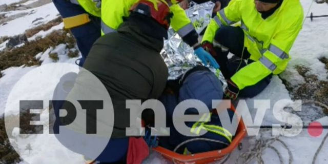 Ταΰγετος: Εντοπίστηκαν οι ορειβάτες, τους κατεβάζουν με φορεία – Οι πρώτες εικόνες