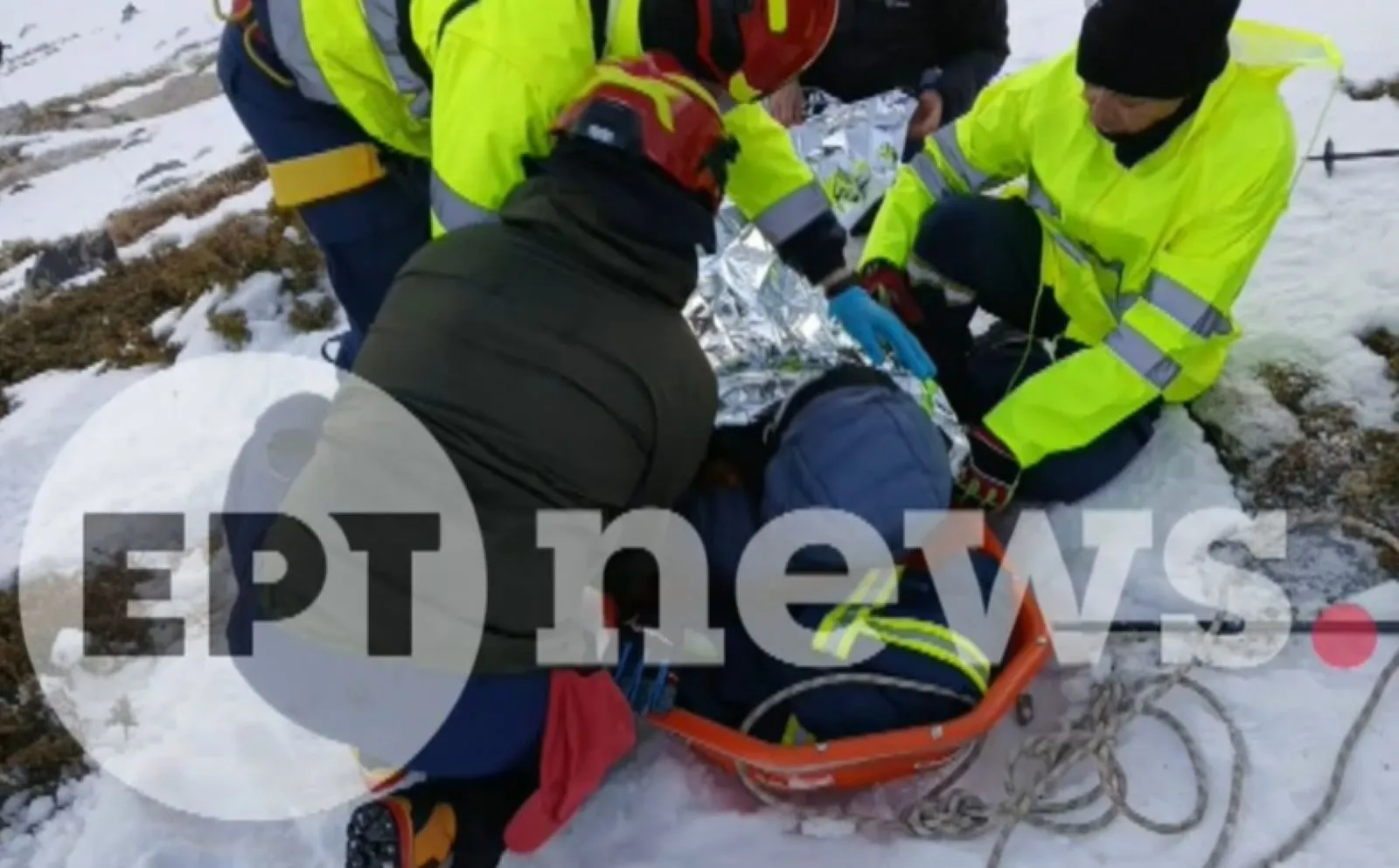 Ταΰγετος: Εντοπίστηκαν οι ορειβάτες, τους κατεβάζουν με φορεία - Οι πρώτες εικόνες