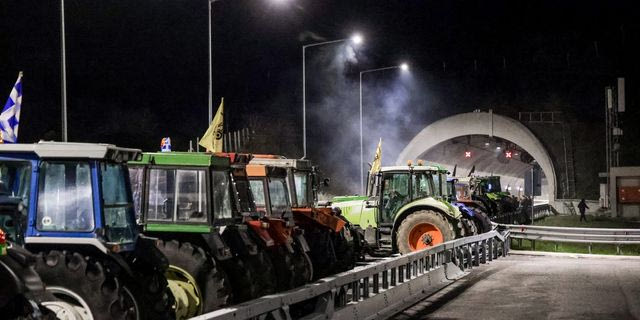 Αποκλεισμός της Εθνικής Οδού Αθηνών - Θεσσαλονίκης στα Τέμπη από αγρότες και κτηνοτρόφους του μπλόκου της Νίκαιας