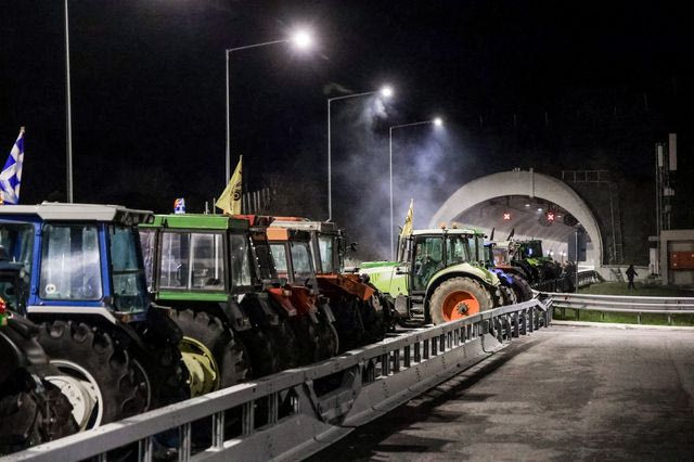 Αποκλεισμός της Εθνικής Οδού Αθηνών - Θεσσαλονίκης στα Τέμπη από αγρότες και κτηνοτρόφους του μπλόκου της Νίκαιας