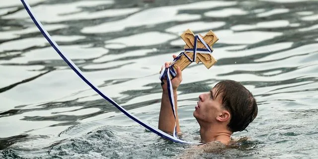 Θεοφάνεια ή Θεοφάνια; Ποια είναι η σωστή γραφή, σύμφωνα με τον Μπαμπινιώτη