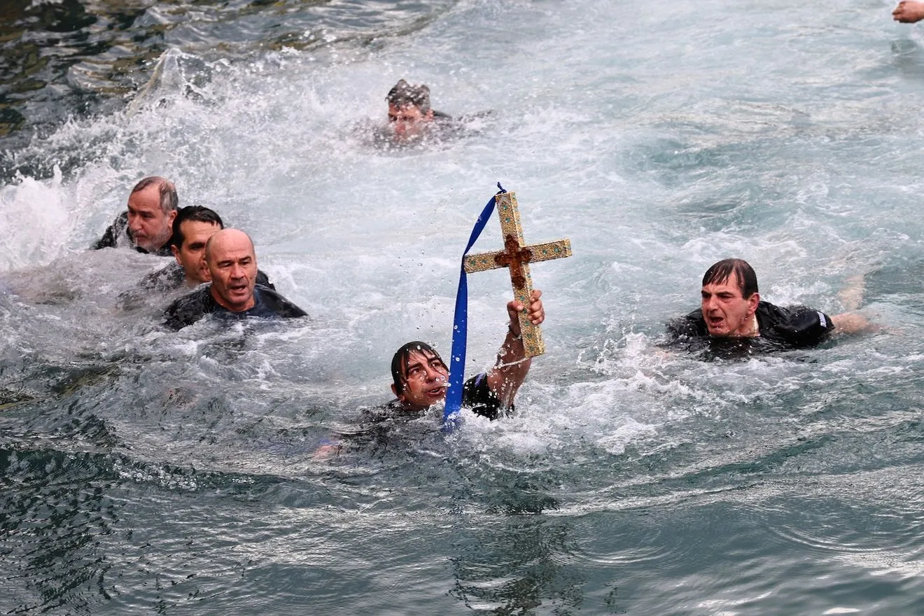Θεοφάνια: Με λαμπρότητα ο Αγιασμός των Υδάτων σε όλη τη χώρα – Βίντεο, φωτογραφίες