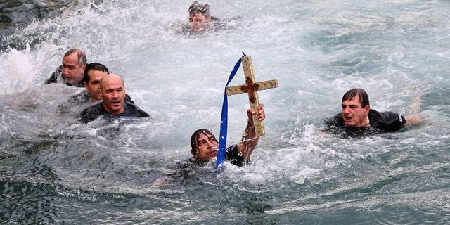 Θεοφάνια: Με λαμπρότητα ο Αγιασμός των Υδάτων σε όλη τη χώρα – Βίντεο, φωτογραφίες