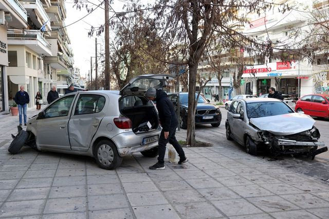 Θεσσαλονίκη: Έχασε τον έλεγχο του ΙΧ και έπεσε σε… 15 οχήματα