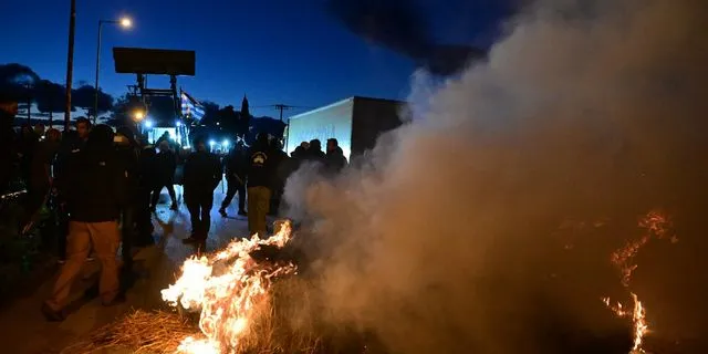 Ένταση στο μπλόκο της Θήβας